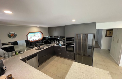 Walkerville House | Stunning Cottage on Warwick - 4Bdrm Home - Near City