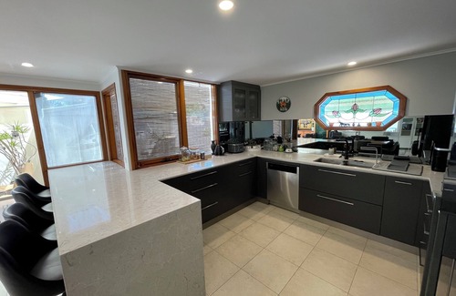 Walkerville House | Stunning Cottage on Warwick - 4Bdrm Home - Near City