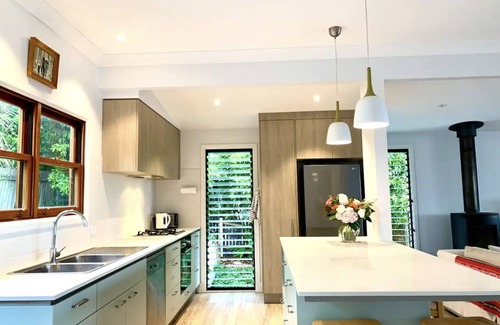 Yamba House | Stunning couples luxury beach house! Walk everywhere! wifi+fire+parking+garden!