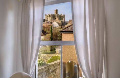 Warkworth Cottage | Stunning courtyard cottage set back from the River Coquet. With castle views.