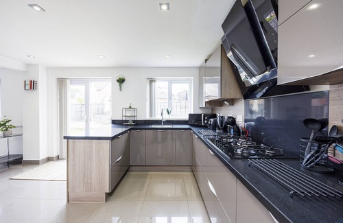 Gamston House | Stunning Coventry House for the Larger Group with Parking and Hot Tub