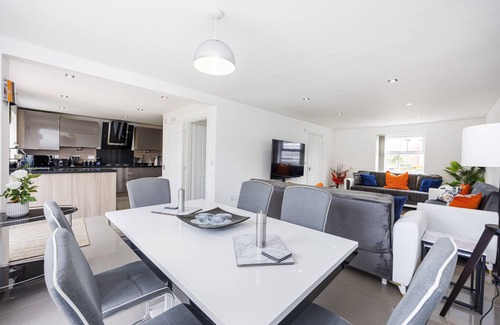 Gamston House | Stunning Coventry House for the Larger Group with Parking and Hot Tub