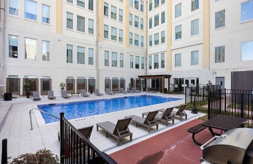 Downtown Dallas Apartment | Stunning Downtown Apartment | Pool, Laundry, Parking
