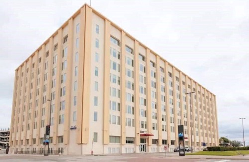 Downtown Dallas Apartment | Stunning Downtown Apartment | Pool, Laundry, Parking