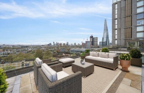 Riverside Apartment | Stunning Duplex Penthouse 2200 SqFt Sleeps 8 with Jacuzzi Rooftop Views City