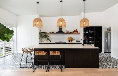 Emerald Beach House | Stunning Family Home, Warm Winter Days and Cosy Log Fire – Emerald Views ⛱️