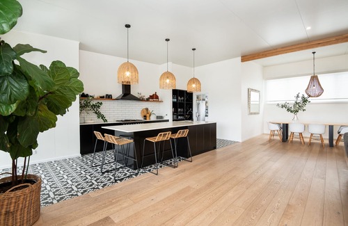 Emerald Beach House | Stunning Family Home, Warm Winter Days and Cosy Log Fire – Emerald Views ⛱️