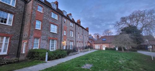 Reading Apartment | Stunning flat next to town centre Long-stay discount