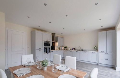 Castle Donington House | Stunning Four Bed Home | Free Parking and Wi-Fi