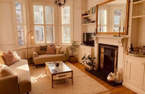 Penge Apartment | Stunning Home, Garden, Parking & Close Train Stations