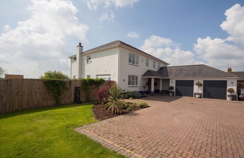 Powick House | Stunning home, hot tub, orchard, pool. Worcestershire