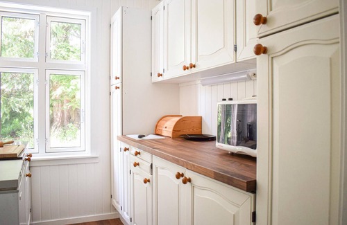 Brekke House | Stunning home in Brekke with kitchen
