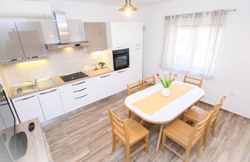 Trilj House | Stunning home in Dicmo with kitchen