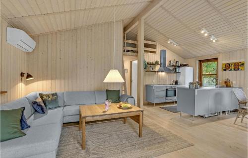 Farvang House | Stunning Home In Fårvang With Wifi
