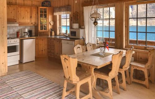 Volda House | Stunning Home In Lauvstad With House Sea View
