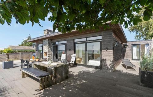 Ronde House | Stunning Home In Rønde With Wifi