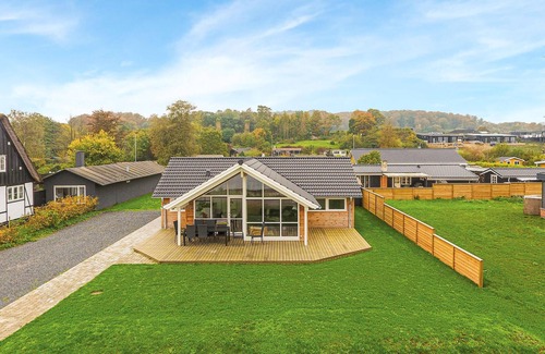 Grønninghoved Strand House | Stunning home in Sjølund