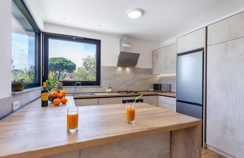 Valbandon House | Stunning home in Valbandon with WiFi