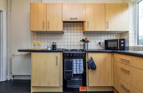 Bramcote House | Stunning Home Next to Nottingham University | Off-Street Parking | Sleeps 8