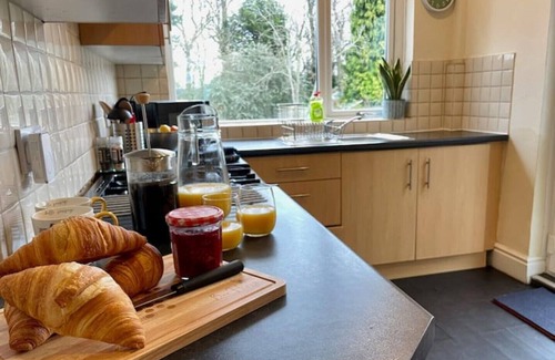 Bramcote House | Stunning Home Next to Nottingham University | Off-Street Parking | Sleeps 8