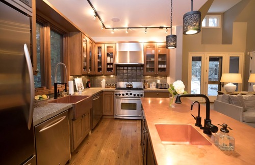 Union Pier House | Stunning home w Assoc pool, private hot tub. Walk to lake, restaurants,brewery