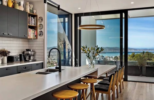 West Hobart House | Stunning home with Breathtaking Views. Perfect for big groups and families!