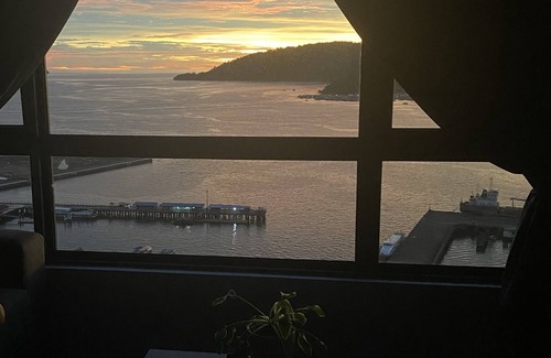 Downtown Kota Kinabalu Apartment | Stunning Homestay | 25th floor Sea & Sunset view | City Center
