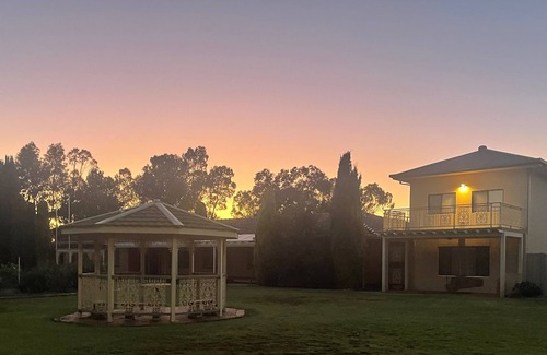 Robinvale House | Stunning house by the Murray, family-sized home with its own cinema. Relaxing