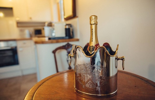 Mallaig Apartment | Stunning Knoydart Studio, Best Hot Tub View for 2, E-Bike Hire & Pet Friendly