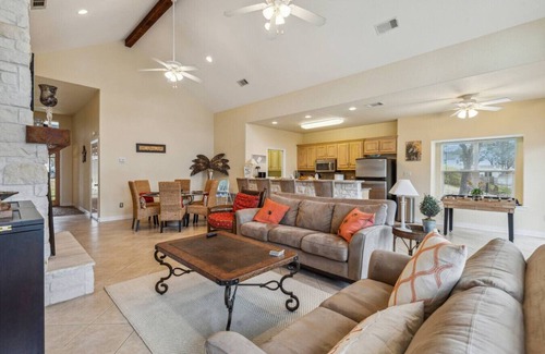 Gun Barrel City House | Stunning Lake Home Get Away on The Water!