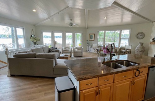 Monticello House | Stunning Lake House on Jackson Lake, huge deck, fantastic views, great sunsets