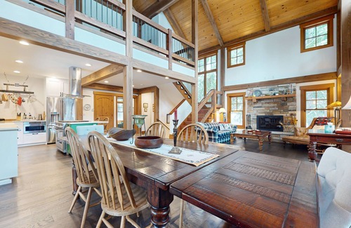 Snoqualmie Pass Cabin | Stunning lodge, Breathtaking Mountain Views, w/ski in/out access, sauna, & WIFI