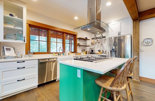 Snoqualmie Pass Cabin | Stunning lodge, Breathtaking Mountain Views, w/ski in/out access, sauna, & WIFI