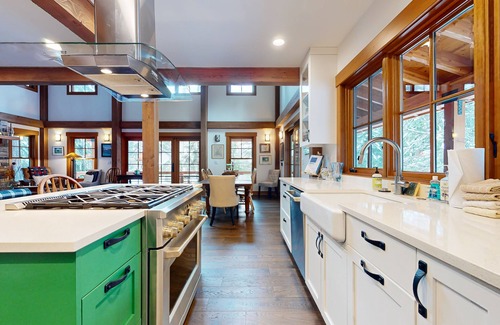 Snoqualmie Pass Cabin | Stunning lodge, Breathtaking Mountain Views, w/ski in/out access, sauna, & WIFI