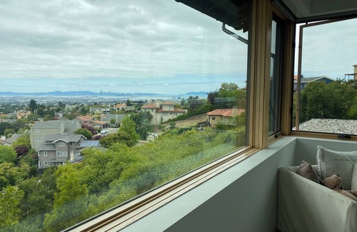 Upper Rockridge House | Stunning Modern 4-bedroom view home in Oakland Hills, 20 min to San Francisco