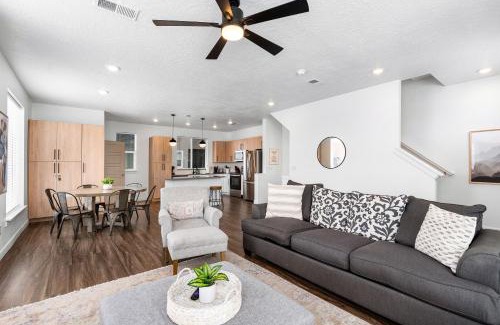 Draper Apartment | Stunning Modern Luxury Townhome in Central Locale