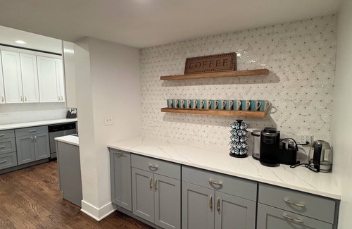 Oak Park House | Stunning Modern & Spacious Sleeps 16 in Forest Park