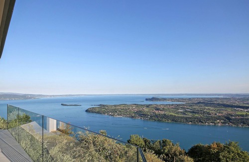 Salo Villa | Stunning Modern Villa Shared Infinity Pool, Big garden, Fantastic lake view,AC,