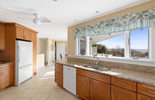 Montauk House | Stunning Montauk Lake View 3 Bdrm Home w/Lake Access & Hot Tub