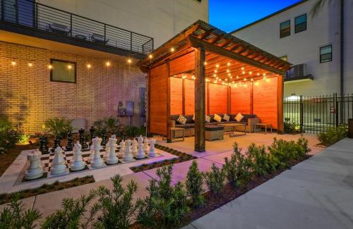 Mid-City House | Stunning New Construction Villa with Modern Design