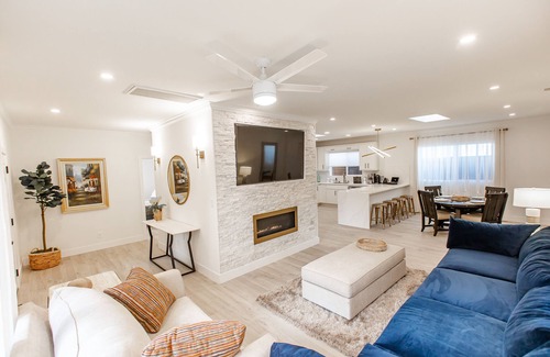 Hillcrest House | Stunning New Grand Villa! Amazing Amenities, Best Location Parking HutTub Tub AC