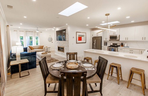 Hillcrest House | Stunning New Grand Villa! Amazing Amenities, Best Location Parking HutTub Tub AC