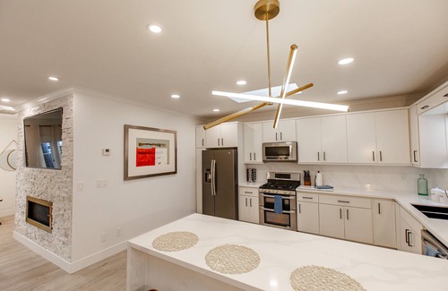 Hillcrest House | Stunning New Grand Villa! Amazing Amenities, Best Location Parking HutTub Tub AC