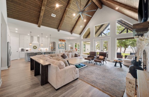 Streetman House | Stunning, New Lakefront Home with Private Boat Ramp