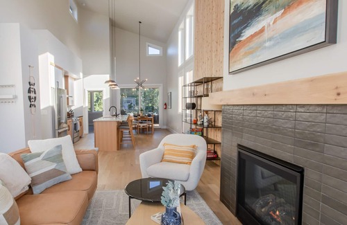 Nehalem House | Stunning new modern design, 5 min walk to town, dog friendly, no pet fees, EV Charger