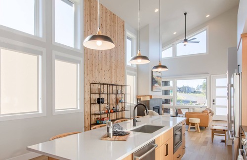 Nehalem House | Stunning new modern design, 5 min walk to town, dog friendly, no pet fees, EV Charger
