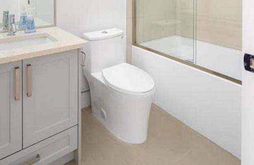 Surrey Newton House | Stunning Newly Furnished 2 Bdrm Suite in Surrey