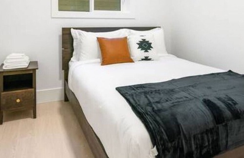 Surrey Newton House | Stunning Newly Furnished 2 Bdrm Suite in Surrey