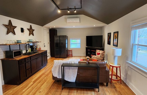 Inglewood Apartment | Stunning newly renovated studio apartment close to downtown