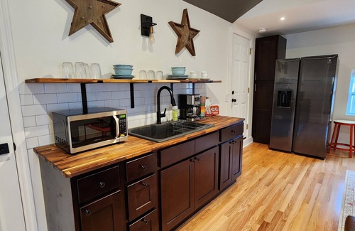 Inglewood Apartment | Stunning newly renovated studio apartment close to downtown